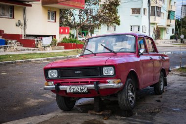 Habana, Cuba-Ocak 13: 13 Ocak 2018 yılında Havana, Küba üzerinde eski araba. Şehrin sokak üzerinde eski araba