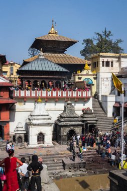 Katmandu, Nepal-Mart 28: Katmandu, Nepal Pashupatinath Tapınağı üzerinde 28 Mart 2015. bir ünlü, Kutsal Hindu Tapınağı.