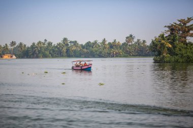 Kochin, Hindistan-Şubat 23: Hindu 23 Şubat 2013 Kochin, Hindistan'da teknede. Hindu git Cochin tekne banliyösünde tarafından