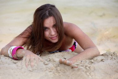 Nehri yakınında çekici genç kadın