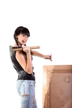 Genç kız holding çekiç