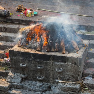 Katmandu, Nepal-Nisan 25: Pashupatinath 25, ölü yakma 2016 Katmandu, Nepal. Hindu tören kremasyon Pashupatinath Tapınağı