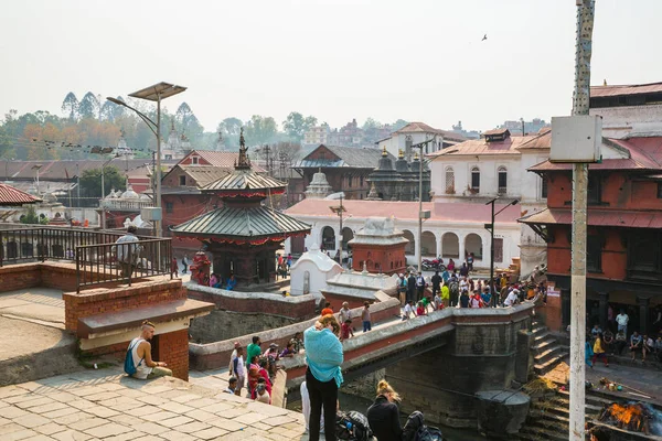 尼泊尔加德满都 4月25日 2016年4月25日在尼泊尔加德满都的普什帕平 25日发生的火化 普什帕平寺的印度教火葬仪式 — 图库照片