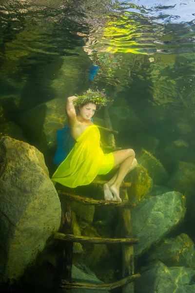 Sierlijke Jongedame Een Jurk Poseren Buurt Van Trap Het Meer — Stockfoto