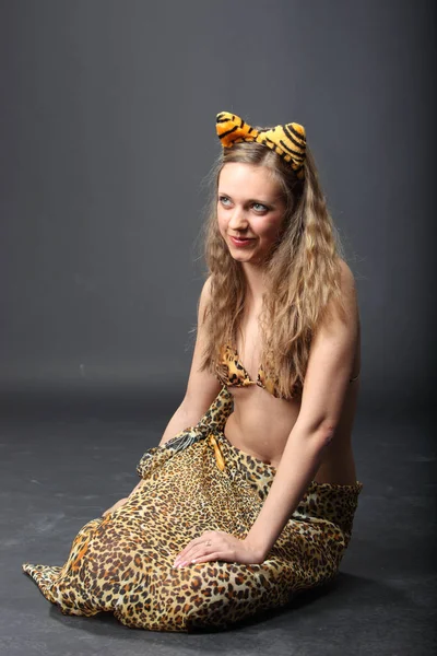 Young Seductive Woman Posing Leopard Skin — Stock Photo, Image