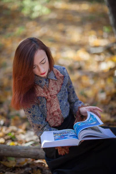 Junges Attraktives Mädchen Liest Herbstpark Ein Buch — Stockfoto