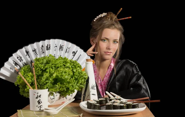 Młoda Szczupła Dziewczyna Zielonooki Jedzenie Sushi — Zdjęcie stockowe