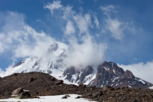 Horská Kazbek Oblacích Gruzie — Stock fotografie