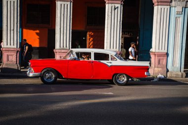 Habana, Cuba-Ocak 12: 12 Ocak 2018 yılında Havana, Küba üzerinde eski araba. Şehrin sokak üzerinde eski araba