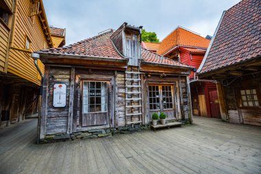 Bergen, Norveç-Temmuz 15: Bergen 15, Bergen, Norveç'te 2016 sokaklarında. Bir sokak Bergen yağmurlu yaz gün.