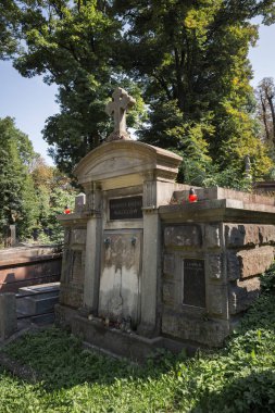 Eski mezarlık mezarda yeraltı girişine