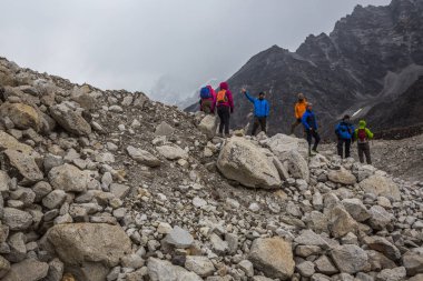 Sagarmatha, Nepal-2 Mayıs: Himalayalar insanlar 2, 2016: Sagarmatha, Nepal. İnsanlar Everest Ana kampı için yolda.