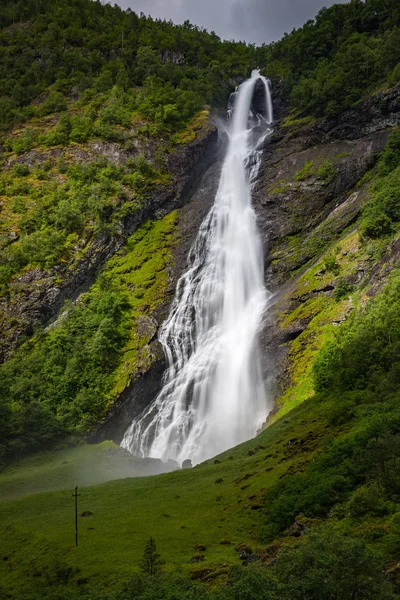 Majestuosa Cascada Vegetación Verde Parque Nacional Jotunheimen Noruega —  Fotos de Stock