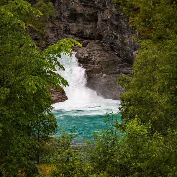 Majestätiska Vattenfall Och Gröna Växtligheten Nationalparken Jotunheimen Norge — Stockfoto