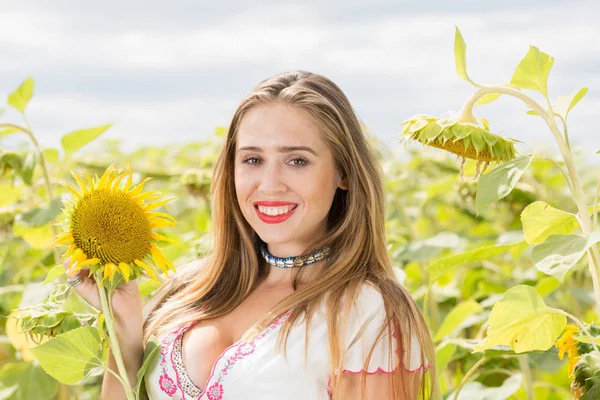 Joven Linda Chica Posando Campo Girasol — Foto de Stock