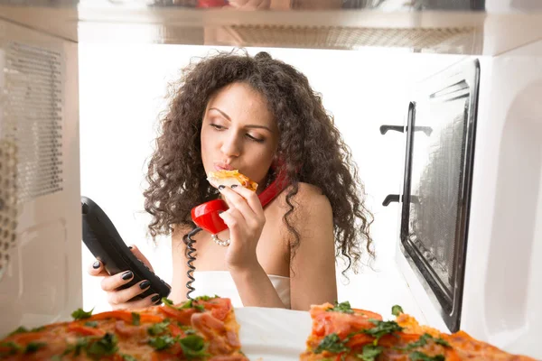 Chica Hablando Por Teléfono Con Microondas Abierto — Foto de Stock