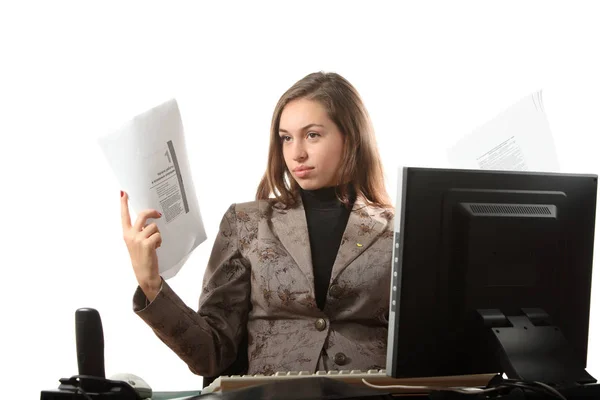 Jonge Zakenvrouw Sitt Haar Werkruimte Houd Twee Werk Papieren — Stockfoto