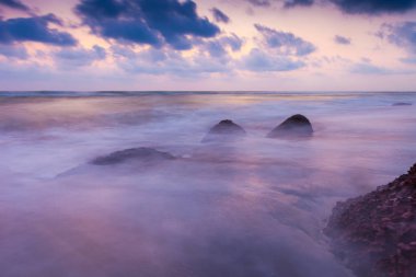 Gün batımında Hint Okyanusu. Varkala. Kerala. Hindistan