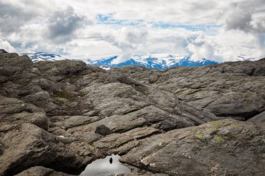 Trolltunga için yolda Norveç dağların güzel manzara