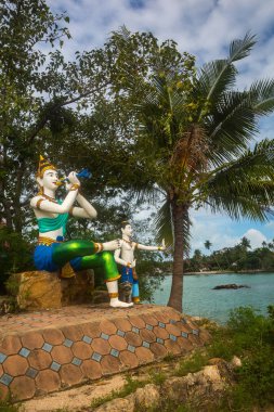 Tayland palmiye ağaçları yakın Budist anıtları 