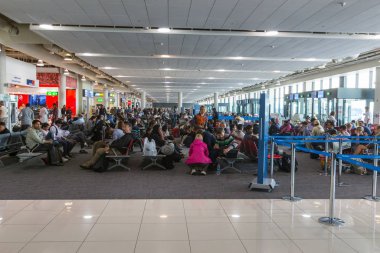 Dubai, Birleşik Arap Emirlikleri-Mart 15: 15 Mart 2015 tarihinde Dubai Havalimanı Dubai, Birleşik Arap Emirlikleri, yolcu. Bir havaalanı lounge Dubai yolcu.