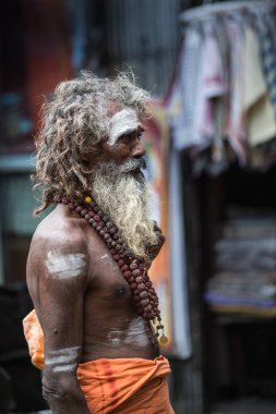 Trichy, Hindistan-Şubat 14: Hint yaşlı adam 14, 2013 Trichy, Hindistan. Yaşlı adam Hintli şehrin sokakta.