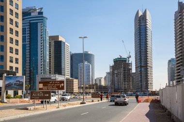 Dubai, Birleşik Arap Emirlikleri-Ocak 15: Şehir sokaklarını 15 Ocak 2014 Dubai, Birleşik Arap Emirlikleri. Şehir sokaklarını gün ışığı.