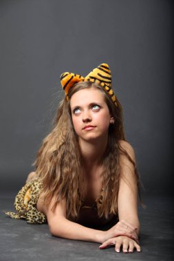 Leopar deri içinde poz genç baştan çıkarıcı kadın