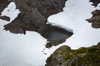 Trolltunga için yolda Norveç dağların güzel manzara