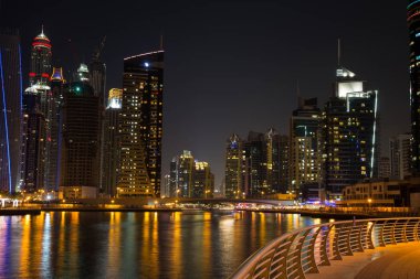 Dubai, Birleşik Arap Emirlikleri-Ocak 16: 16 Ocak 2014 Dubai, Birleşik Arap Emirlikleri Dubai Marina, gökdelenler. İçinde modern gökdelenler gece Dubai Marina.