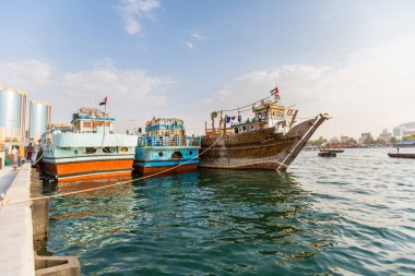 Dubai, Birleşik Arap Emirlikleri-Ocak 18: Geleneksel Abra feribot 18 Ocak 2014 Dubai, Birleşik Arap Emirlikleri. Gemi inşa teknoloji--dan 18. yüzyıl değişmeden.