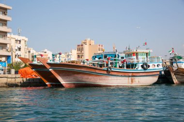 Dubai, Birleşik Arap Emirlikleri-Ocak 20: Geleneksel Abra feribot 20 Ocak 2014 Dubai, Birleşik Arap Emirlikleri. Gemi inşa teknoloji--dan 18. yüzyıl değişmeden.