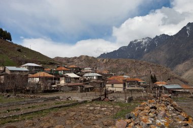 Gürcü köyü Kazbegi dağ uçurumdan görünümünü