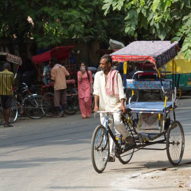 Delhi, Hindistan-Ağustos 29: Hint trishaw 29, 2011 yılında Delhi, Hindistan. Bisiklet çekçek Delhi sokakta.