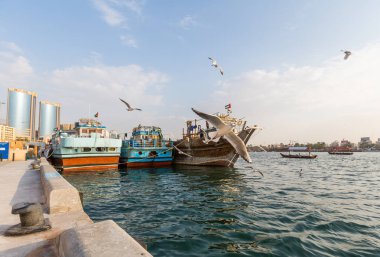 Dubai, Birleşik Arap Emirlikleri-Ocak 18: Geleneksel Abra feribot 18 Ocak 2014 Dubai, Birleşik Arap Emirlikleri. Gemi inşa teknoloji--dan 18. yüzyıl değişmeden.