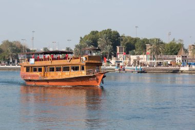 Dubai, Birleşik Arap Emirlikleri-Ocak 20: Geleneksel Abra feribot 20 Ocak 2014 Dubai, Birleşik Arap Emirlikleri. Gemi inşa teknoloji--dan 18. yüzyıl değişmeden.