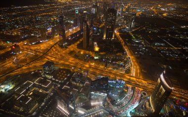 Dubai, Birleşik Arap Emirlikleri-Ocak 19: Manzara Burj Khalifa'nın 19 Ocak 2014 tarihinde Dubai, Birleşik Arap Emirlikleri. Uluslararası Dubai Kongre ve Sergi Sarayı gece gözlem güverte görünümünden.