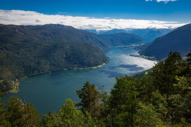 Yükseklikten panoramik Sognefjorden üzerinde