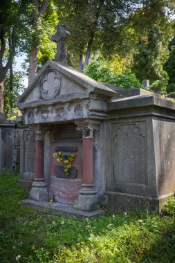 Eski mezarlık mezarda yeraltı girişine