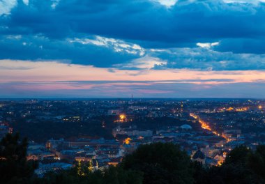 Aşağı Lviv Ukrayna şehri çatıların üzerinde göster