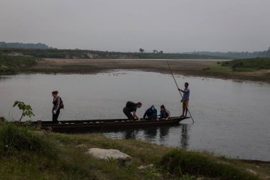Chitwan, Nepal-Mart 27: Tekne safari 27, 2015 yılında Chitwan, Nepal. Safari Chitwan Milli Parkı., Hindistan-