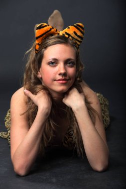 Leopar deri içinde poz genç baştan çıkarıcı kadın