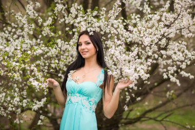 Bahar kiraz çiçekleri çekici genç kız