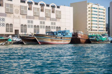 Dubai, Birleşik Arap Emirlikleri-Ocak 20: Geleneksel Abra feribot 20 Ocak 2014 Dubai, Birleşik Arap Emirlikleri. Gemi inşa teknoloji--dan 18. yüzyıl değişmeden.