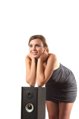 Beyaz izole arka planda bir hoparlör yakınındaki bir genç kız