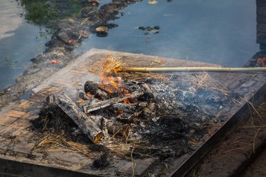 Katmandu, Nepal-Mayıs 7: Pashupatinath 7, ölü yakma 2016 Katmandu, Nepal. Hindu tören kremasyon Pashupatinath Tapınağı