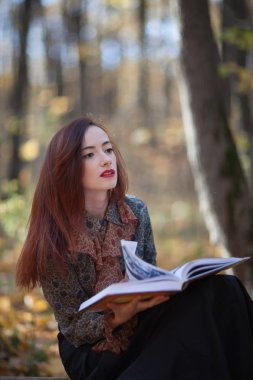 Çekici kız sonbahar park kitap okuma