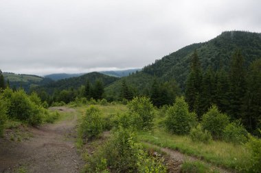 Karadağ dağ aralığının puslu görünümü