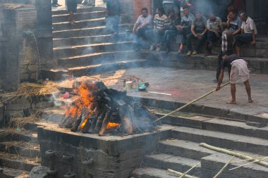 Katmandu, Nepal-Nisan 25: Pashupatinath 25, ölü yakma 2016 Katmandu, Nepal. Hindu tören kremasyon Pashupatinath Tapınağı