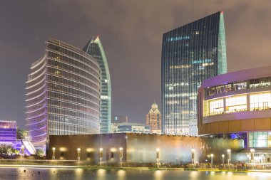 Dubai gökdelenler gece görünümü